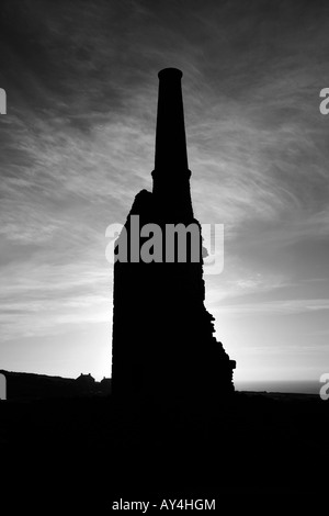 Zinnmine an der Nordküste von Cornwall, England schwarz und weiß Stockfoto