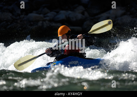 Ein Kajakfahrer läuft die Stromschnellen am Snake River in Jackson Wyoming Stockfoto