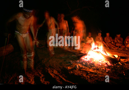 Ncoakhoe San-Buschmänner durchführen in Botswana einen rituellen Tanz um ein Feuer am D'kar in der Nähe von Ghanzi Stockfoto