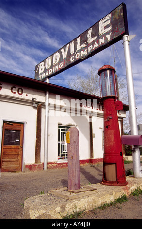 Ein einsamer verlassenen Tankstelle auf der historischen uns Route 66 in Budville, New Mexico. Stockfoto