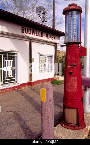 Ein einsamer verlassenen Tankstelle auf der historischen uns Route 66 in Budville, New Mexico. Stockfoto