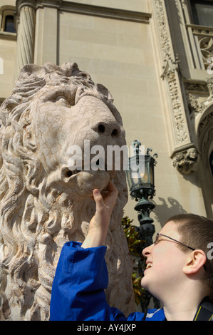 Ein junger Bursche genießt einen Tag im Biltmore Estate in Asheville, North Carolina, USA. Stockfoto