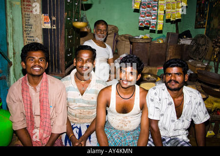 Einzelhändler posiert in einer Straße Markthalle, Madurai, Tamil Nadu, Indien Stockfoto