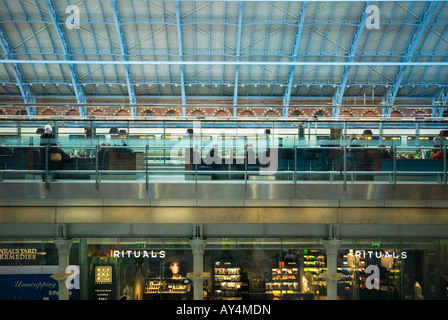 Bahnhof St Pancras, Geschäfte, Champagner bar, Eurostar-Zug Stockfoto