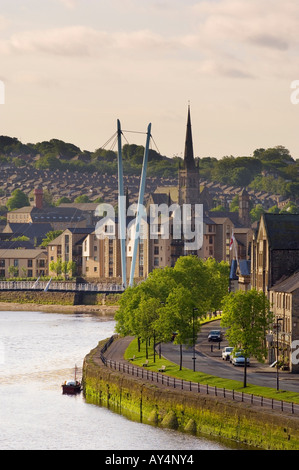 Ansicht von Lancaster Lancashire mit dem Fluß Lune Millennium Bridge und St. Peter Dom s Stockfoto