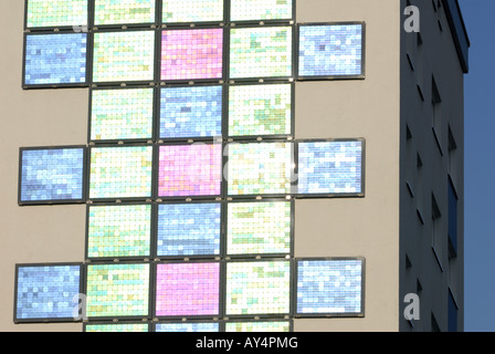 Farbige Solarzellen ausgestattet, um ein Appartementhaus, Bocklemund, Köln, Nordrhein-Westfalen, Deutschland. Stockfoto