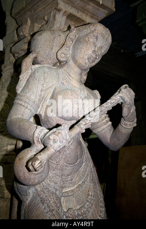 Statue von Frau spielt ein Veena, Halle von 1.000 Säulen, Meenakshi Tempel in Madurai, Tamil Nadu, Indien Stockfoto