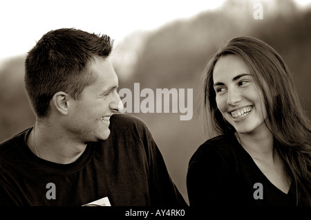 Junges Paar im freien lachen Stockfoto