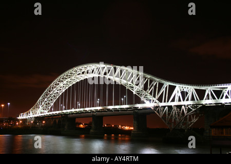 Runcorn Brücke (Hängebrücke silbernes Jubiläum) in der Nacht [A533 Queensway, Runcorn/Widnes, Cheshire, England, UK, Europa].   . Stockfoto