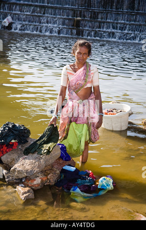 Frau, die Wäsche in einem Fluss, Madurai, Tamil Nadu, Indien Stockfoto