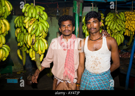 Zwei Bananen-Verkäufer in einem Straßenmarkt, Madurai, Tamil Nadu, Indien Stockfoto