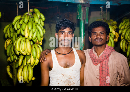 Zwei Bananen-Verkäufer in einem Straßenmarkt, Madurai, Tamil Nadu, Indien Stockfoto