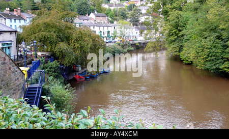 der Fluss Derwent in Matlock Bath, Derbyshire, mit bunten blauen Ruderboote festgemacht. Stockfoto