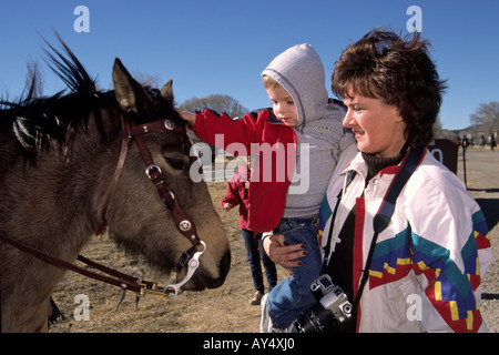 Es gibt immer neue Freunde kennenlernen bei der jährlichen Cowboy Weihnachtsfeier in Capitan, New Mexico. Stockfoto