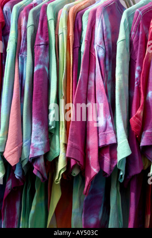 Bunte t-Shirts zum Verkauf auf einem Bauernmarkt in Newport Oregon Stockfoto