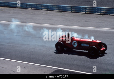 Napier Bentley Oldtimer Rennwagen an Silverstone England April 2004 mit Rauch aus den Auspuffrohren Stockfoto