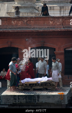 Feuerbestattung-Zeremonie am Bagmati Fluss Bank, Nepal Stockfoto