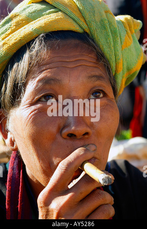 Bäuerin raucht Cheroot marktüblichen Inle-See in Burma Myanmar Stockfoto