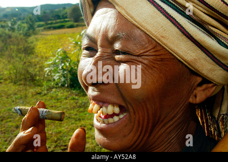 Lächelnde Frau Bauer raucht Cheroot Burma Myanmar Stockfoto