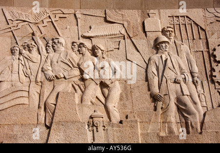 Bas-Reliefs an der Basis des berühmten Denkmal für die Helden des Volkes, Huangpu Park auf dem Bund in Shanghai, China Stockfoto