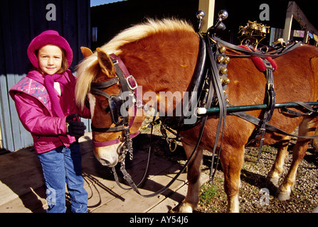 Herr 716 Miranda Romero und Pony Freund warten auf den Start der Cowboy Christmas Parade in Capitan, New Mexico. Stockfoto