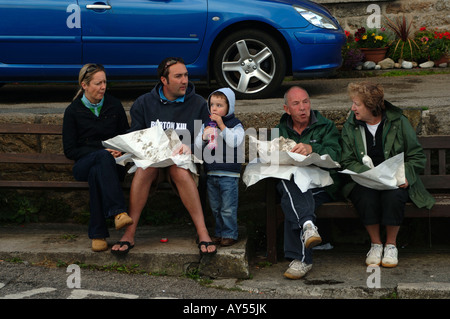 Fish &amp; Chips zu essen, im Dorf Mousehole Cornwall-Familie Stockfoto