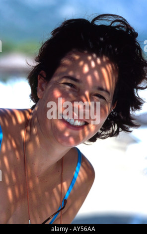 lächelnde junge Frau in den Urlaub Stockfoto