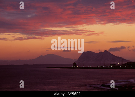 Spanien-Andalusien-Sonnenuntergang über den Felsen von Gibraltar und die afrikanische Küste die Säulen des Herkules Stockfoto