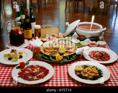 Spanische Küche Hauptspeise Tapas und Getränke aus Andalusien und Valencia Spanien Paella Calamari Gazpacho Stockfoto