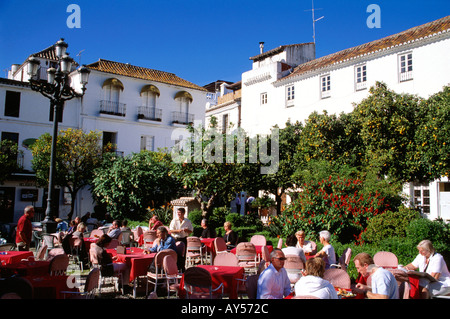 Out Door Cafés in Orange Square Marbella Plaza de Los Naranjos Malaga Provinz Andalusien Spanien Stockfoto