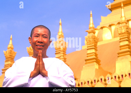 Nonne beten am berühmten, dass Luang buddhistischen Golden Tempel Vientiane Laos Stockfoto