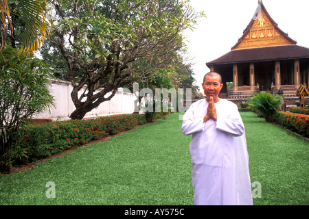 Nonne in weißen beten bei Ho Phrakeo buddhistischen Tempel Vientiane Laos Stockfoto