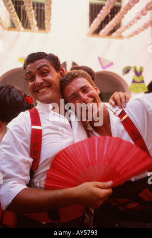Malaga August Feria zwei junge Männer in traditioneller Kleidung genießen die Fiesta Andalusien Andalusien Spanien Stockfoto