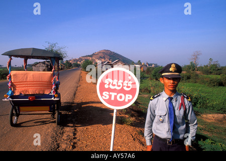 See Tonle Sap Dorf Polizei mit Stop-Schild Kambodscha Stockfoto