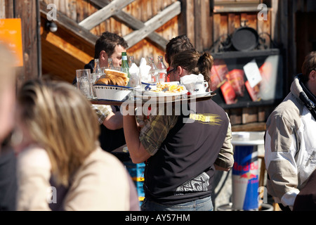Bedienung an der Bar im Freien. Stockfoto