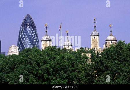 Die Swiss Re Gherkin-Gebäude und der Tower of London-UK Stockfoto