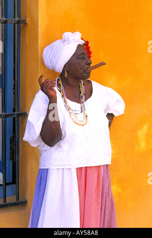 Bunte Frau mit Zigarre gelben Mauern des alten Havanna Kuba Stockfoto