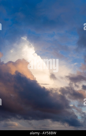 Bermuda, Atlantik, Sturm Wolkenbildung über dem Hafen von Hamilton Stockfoto