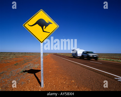 Kangaroo Road unterschreiben Warnung Kängurus überqueren in den Stuart Highway in der Nähe von Coober Pedy South Australia Australien Stockfoto