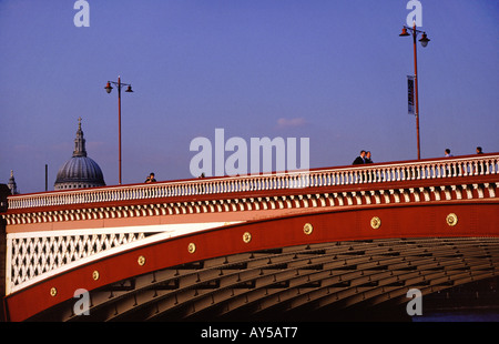 St Pauls Cathedral hinter Blackfriars Bridge London UK Stockfoto