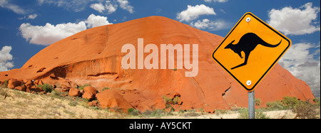 Uluru / Ayers Rock bei Sonnenuntergang mit ikonischen Känguru Schild Stockfoto