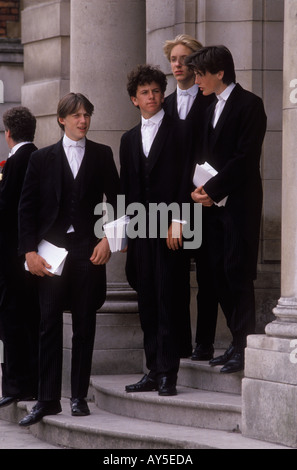 Eton College Uniform. Ältere Jungs in ihren traditionellen Schuluniformen. Elterntag. Windsor, Berkshire, Juni 1985 1980, UK HOMER SYKES Stockfoto