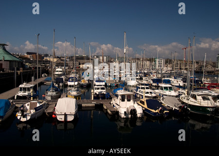 Eine Szene über die Boote vor Anker in der Barbican Marina in Richtung Plymouth Stadt im Hintergrund Stockfoto