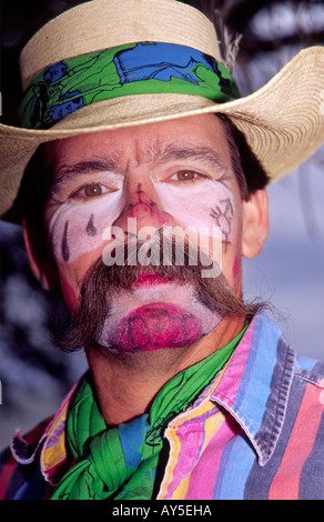 Ein bunte und schnauzbärtigen Cowboy Rodeo Clown schützt Kinder, beim jährlichen 4-H-Rodeo in Capitan, New Mexico statt. Stockfoto