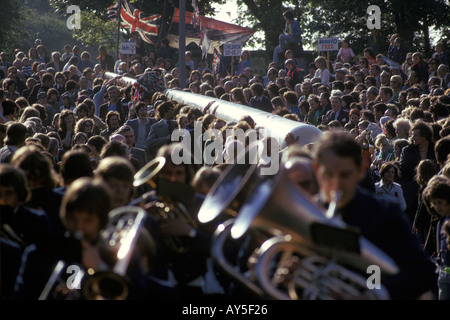 Barwick in Elmit Yorkshire das Dorf Maypole wird durch die Straßen getragen, nachdem es renoviert und wieder aufgezogen wurde. HOMER SYKES aus den 1972 1970er Jahren Stockfoto