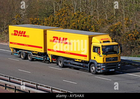 DHL LKW auf Autobahn M40, Warwickshire, UK Stockfoto