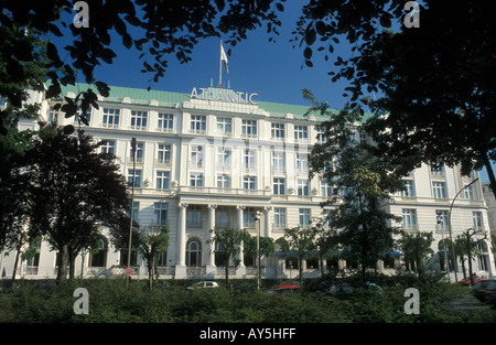 Luxus Hotel Kempinski Atlantic und Straße "An der Alster" am See Außenalster in Hamburg, Deutschland Stockfoto