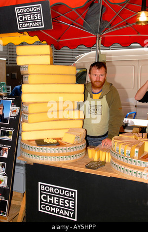 London Borough Market, der Borough Cheese Company Stall mit Haufen von Comte für 13 Monate gereift Stockfoto