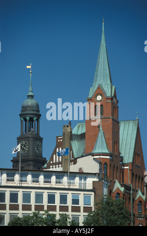 Die schwedische (Mariner) Kirche und das Wahrzeichen St. Michaels Church im Hintergrund, Hamburg Stockfoto