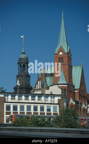 Die schwedische (Mariner) Kirche und das Wahrzeichen St. Michaels Church im Hintergrund, Hamburg Stockfoto